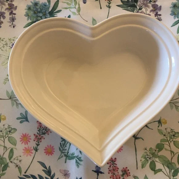 Brand new .Beautiful porcelain swirl heart bowl perfect for Valentine! - Picture 7 of 7